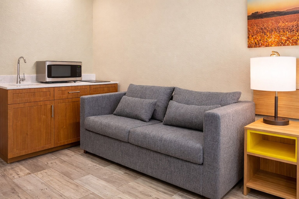 Days Inn & Suites by Wyndham Greater Tomball 46/61