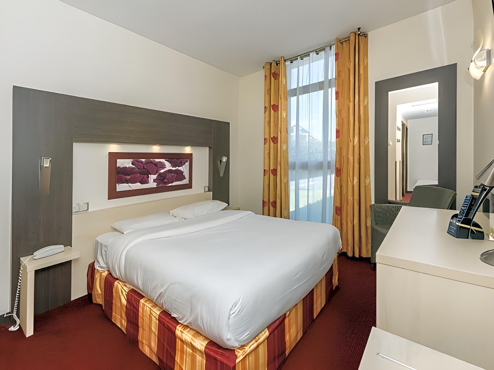 غرفة سوبيريور بسرير كوين، Citotel Hostellerie Saint Vincent Beauvais 2/4