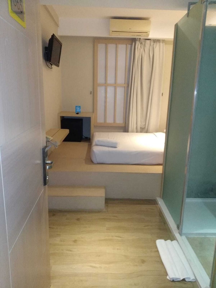 Kimono Hotel 2/21