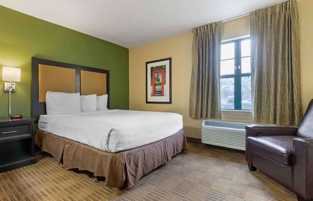 STUDIO, QUEEN BED