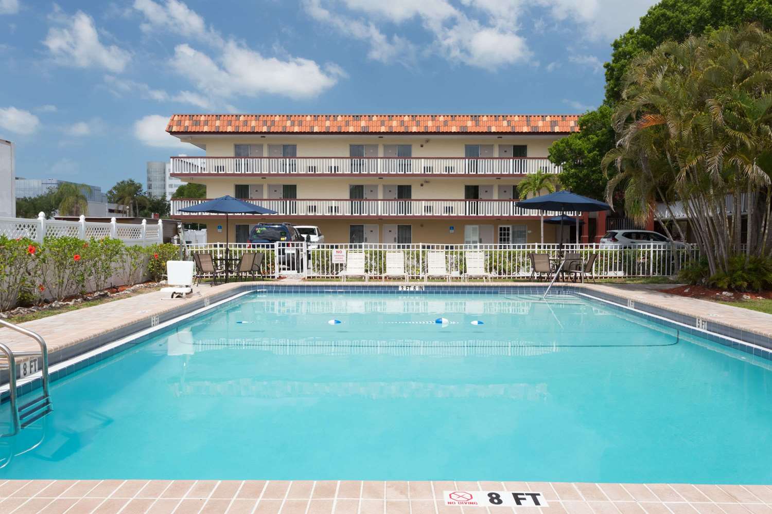 Baymont By Wyndham Sarasota 2/40