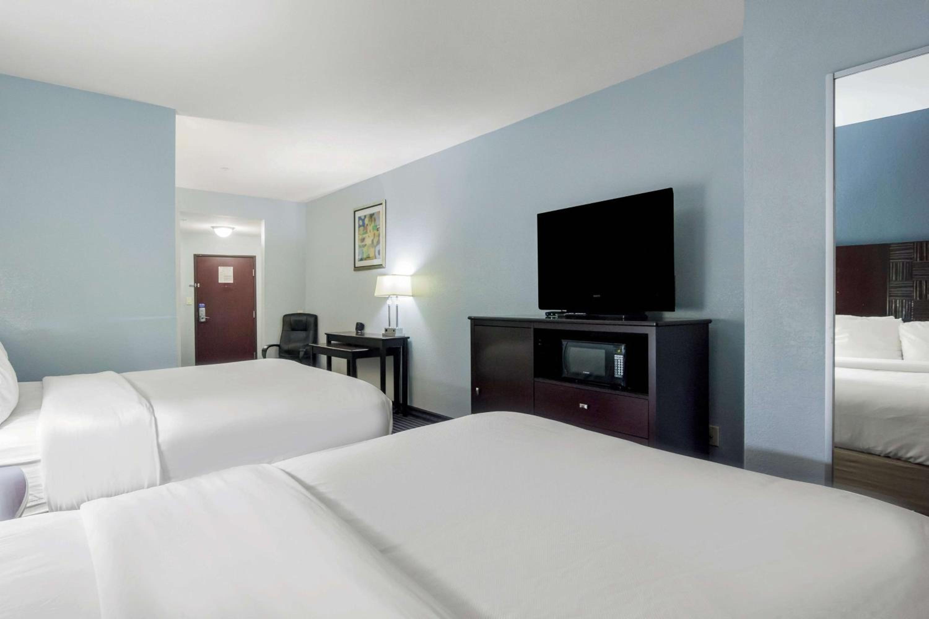 Deluxe, 2 Queen Beds, Baymont by Wyndham Mineral Wells 2/6