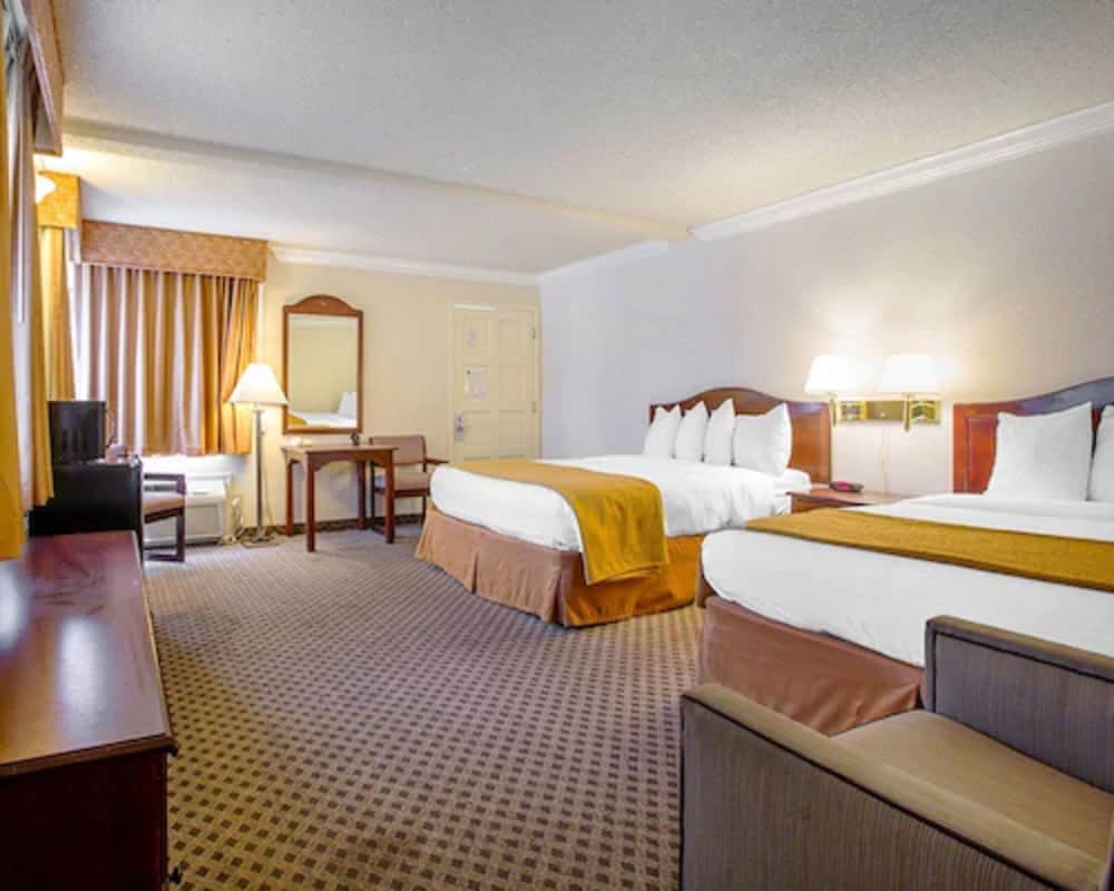 Arbor Inn Monterey 25/33