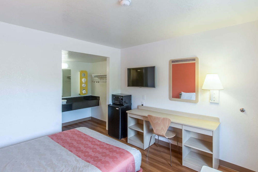 غرفة قياسية بسرير مزدوج لذوي الإعاقة، Motel6 Redding, CA - North 5/6
