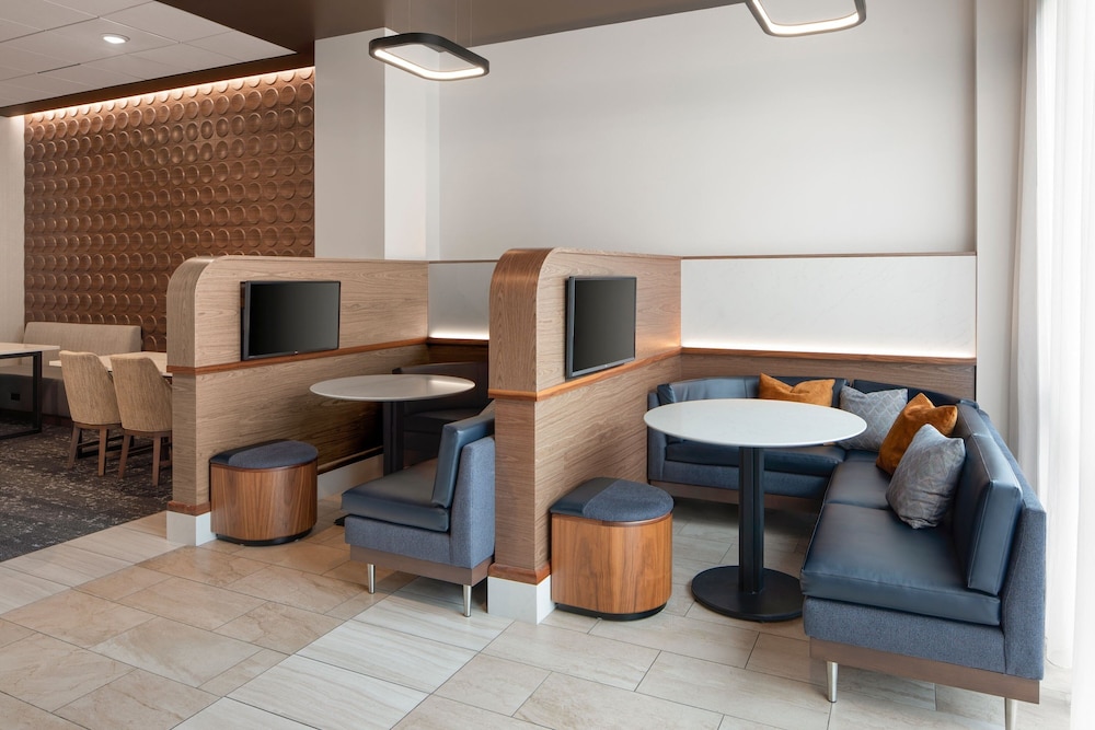 Courtyard by Marriott Seattle SeaTac Airport 27/49