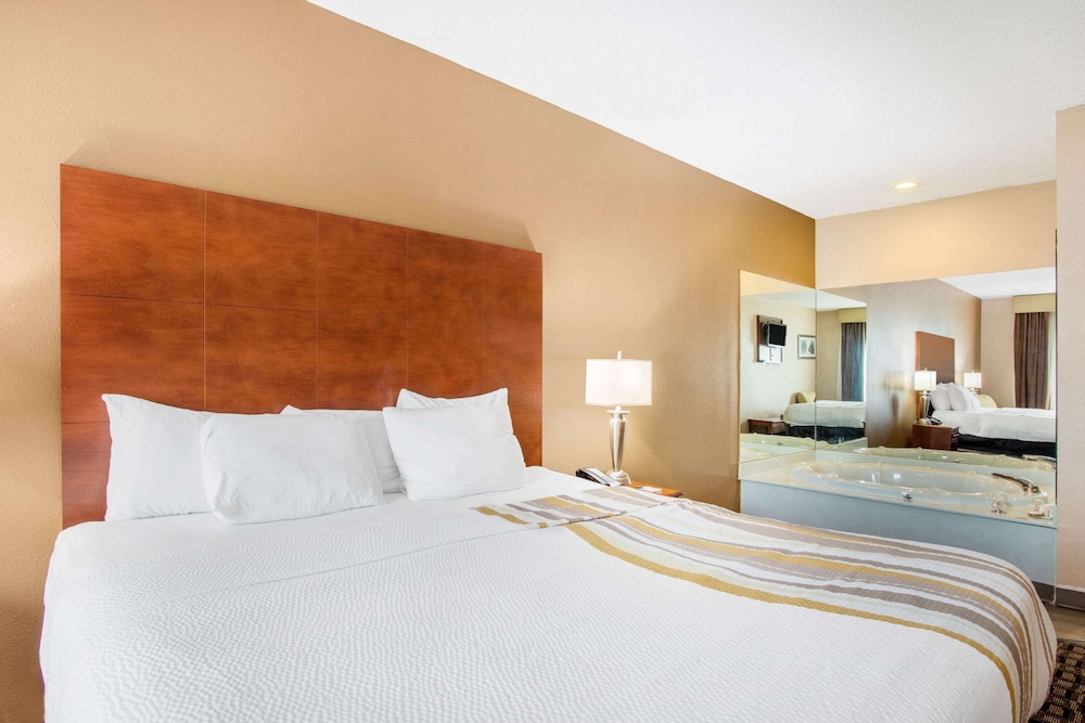 MainStay Suites Decatur River City 18/43