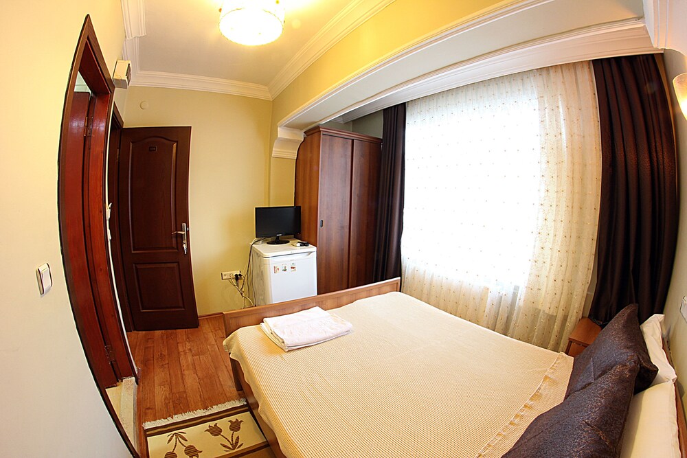PARADISE HOTEL 15/36