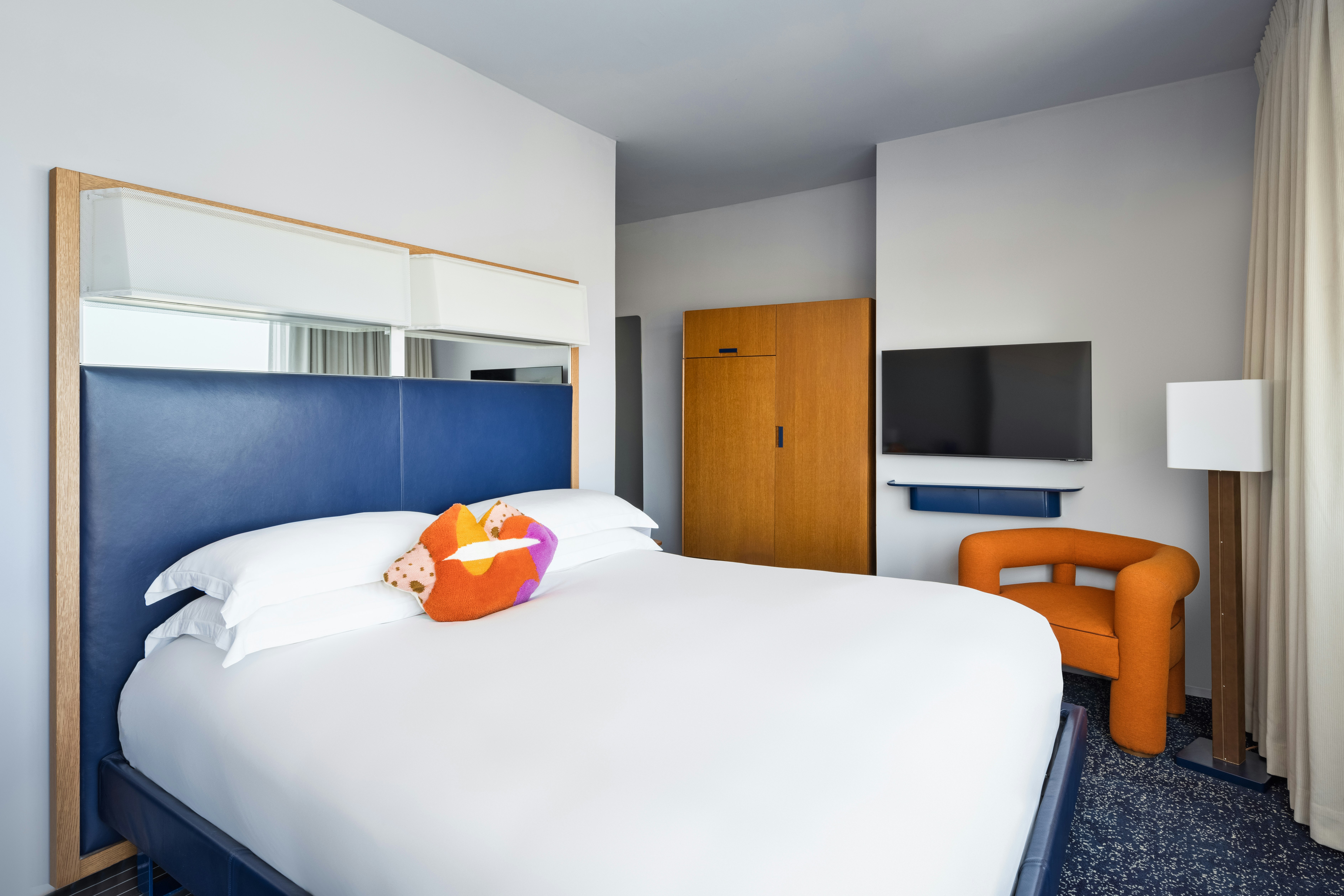 DELUXE, KING BED