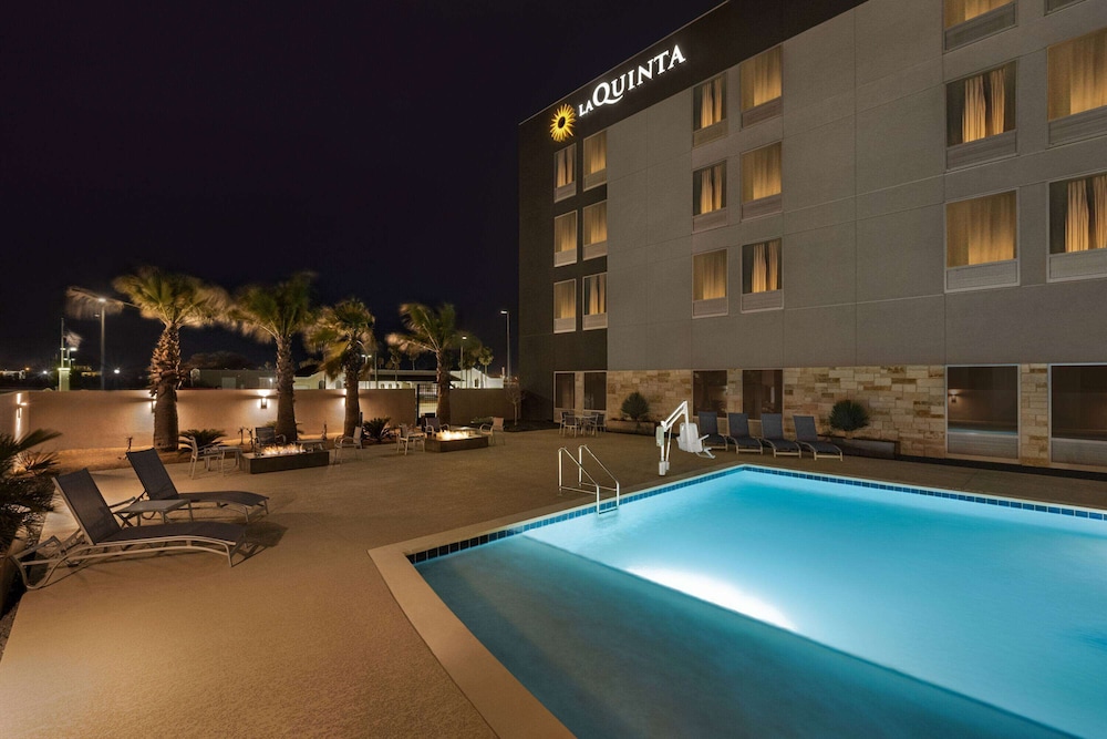 La Quinta Inn and Suites by Wyndham Del Rio 56/65