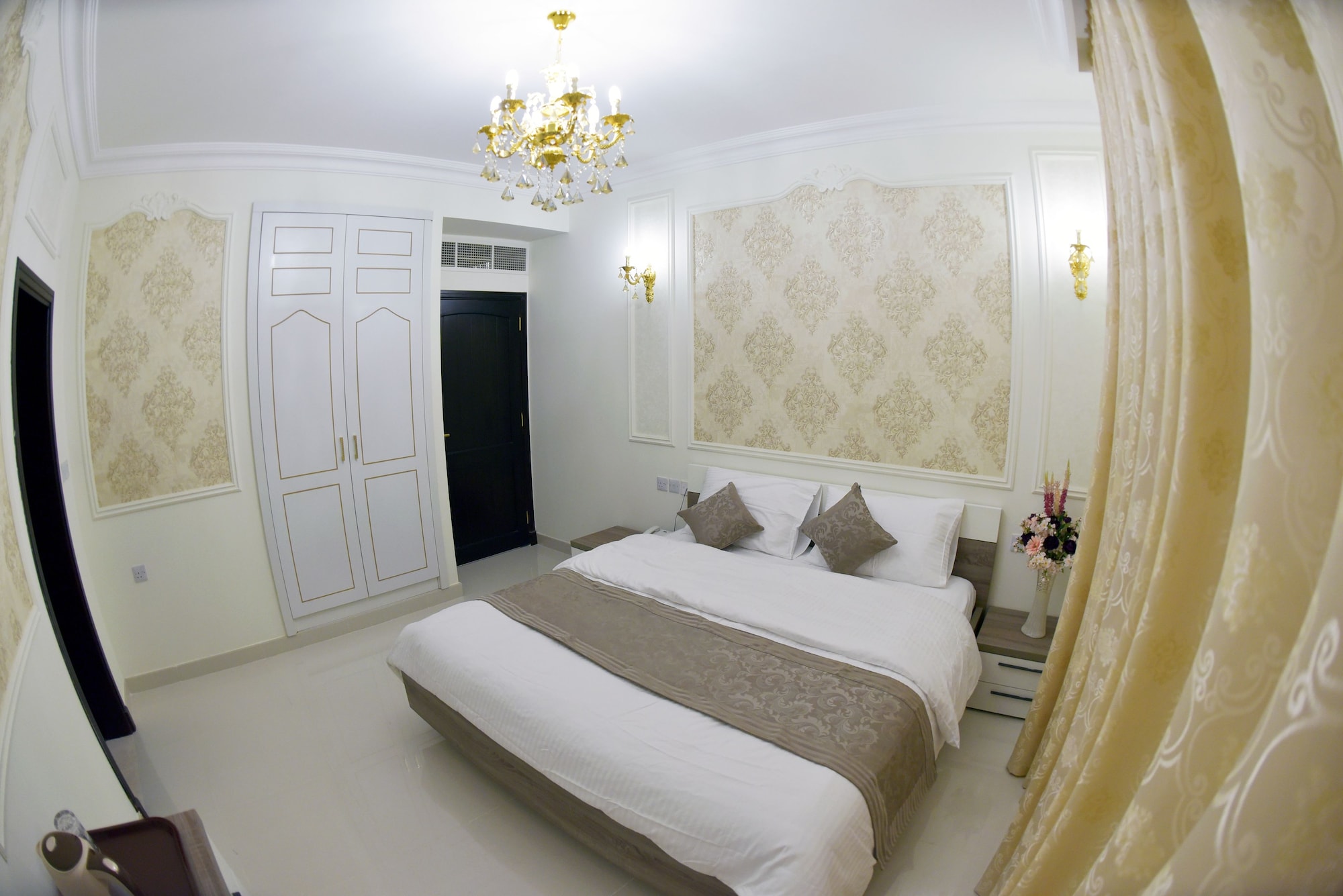 ROOM, DOUBLE BED