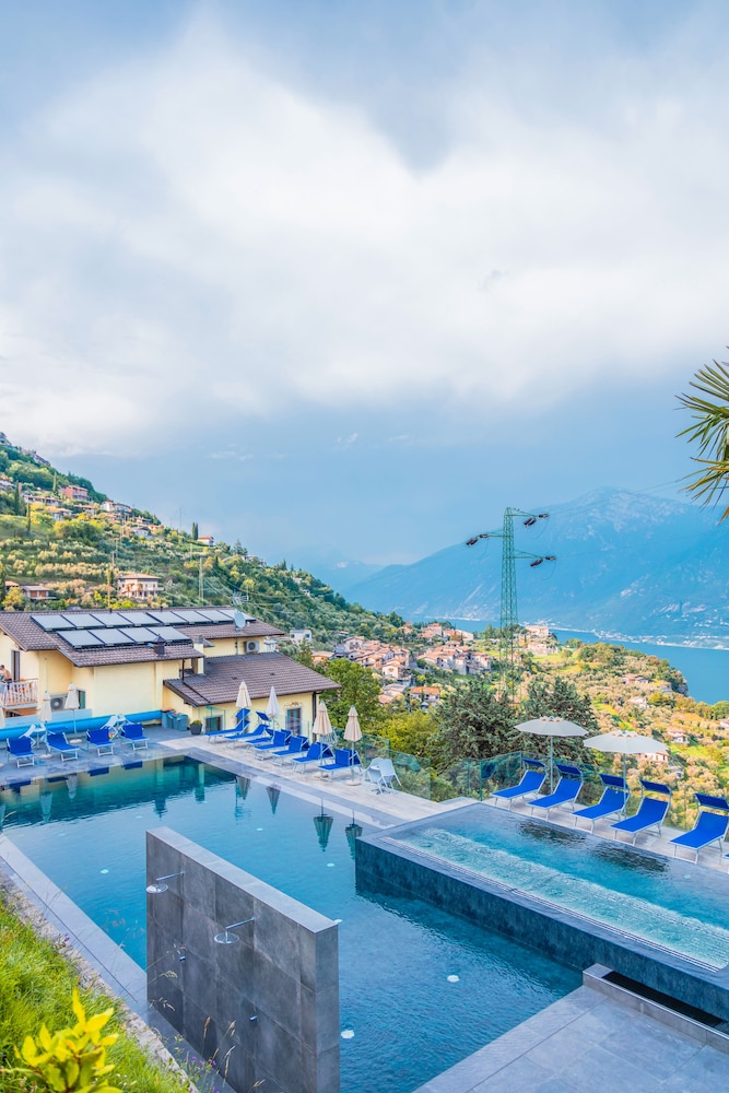 Village Hotel Lucia 45/50