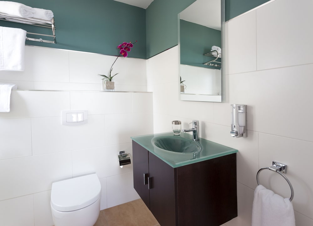 ROOM, DOUBLE OR TWIN BED, PARTIAL SEA VIEW