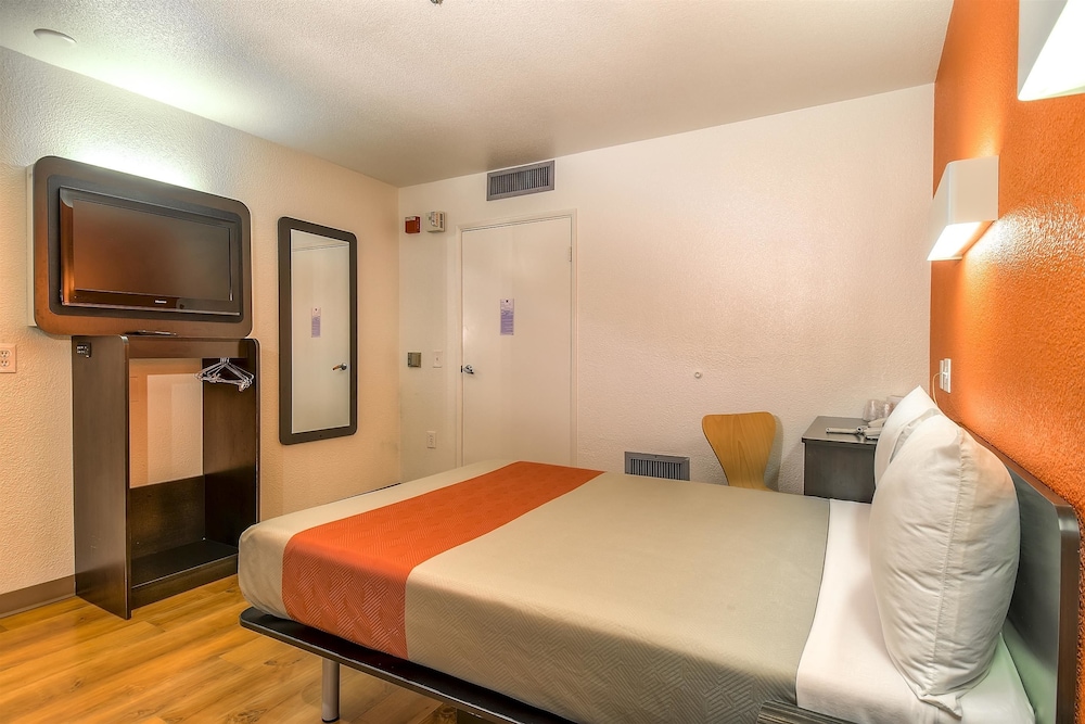 Motel6 Carlsbad, CA Beach 24/50
