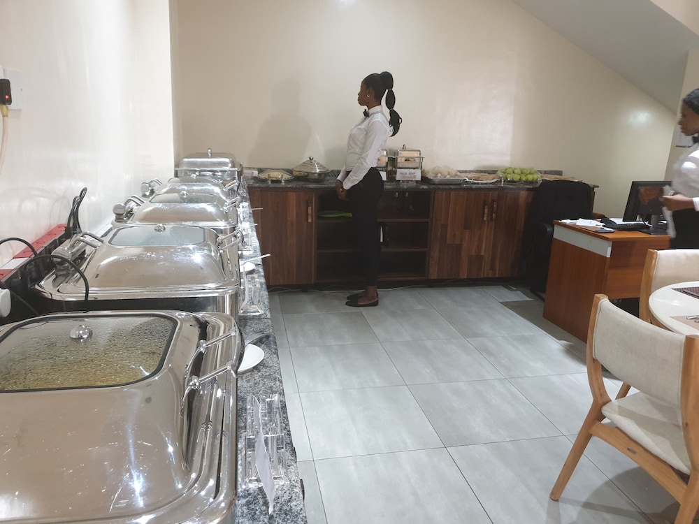 Maxbe Continental Hotel 14/33