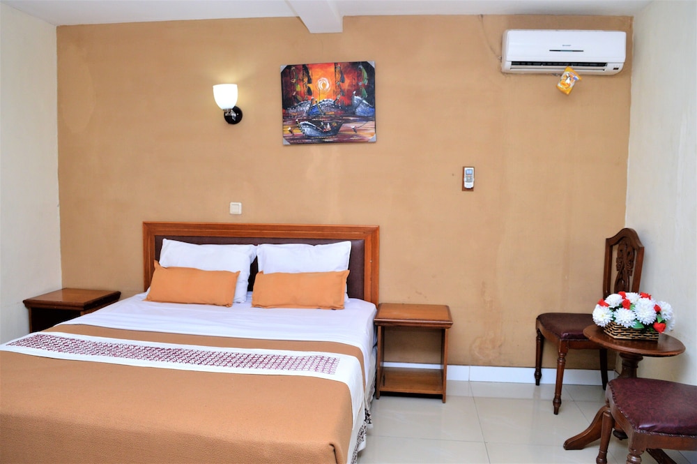ROOM, DOUBLE BED