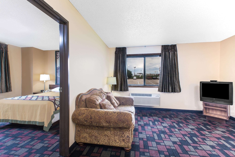 Super 8 By Wyndham Boonville 11/20