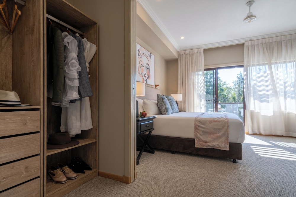 Premier, Suite, King Bed, Sofa, HERMITAGE LODGE 2/6