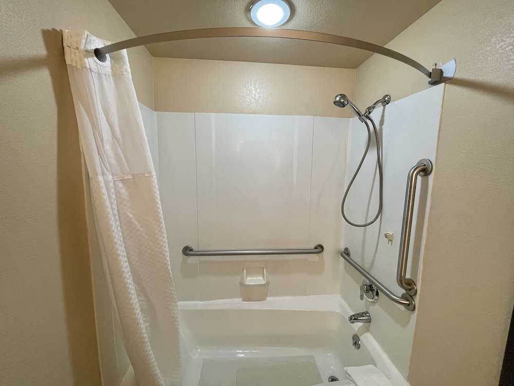 Super 8 by Wyndham Macon 6/16