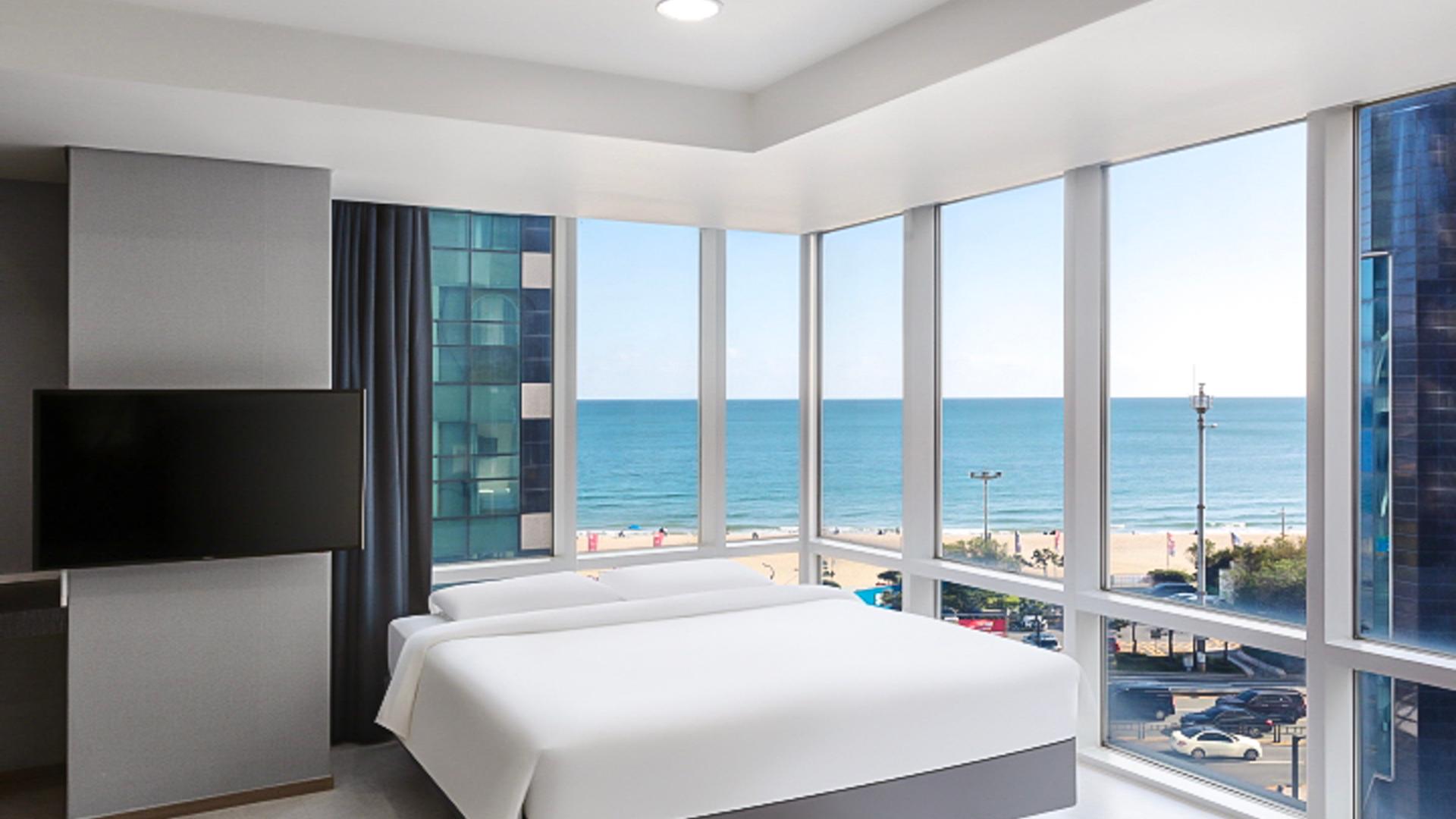 Renovated, Suite, 2 King Beds, Partial Ocean View, Corner