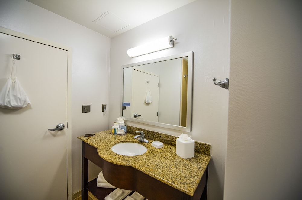 Hampton Inn South Kingstown-Newport Area 32/59