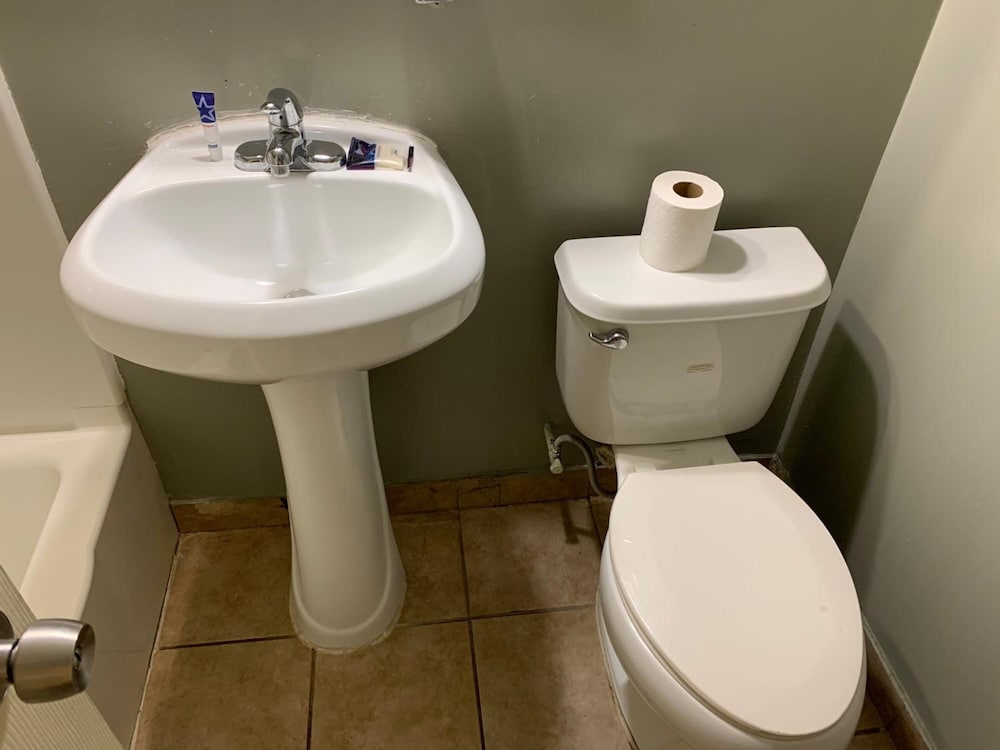 Red Carpet Inn - Norristown 28/34