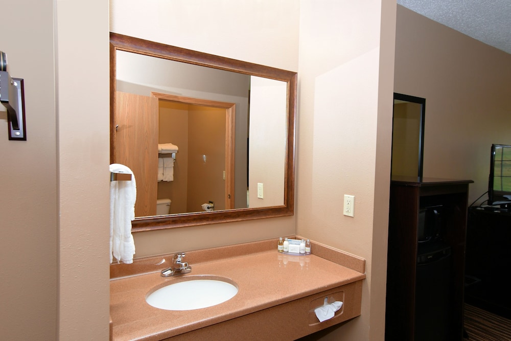 Boulders Inn Amp Suites Denison 2/28