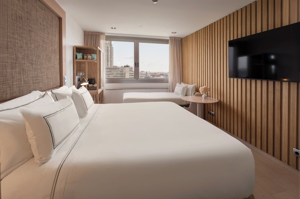 The Level, Double Bed, City View 3/10