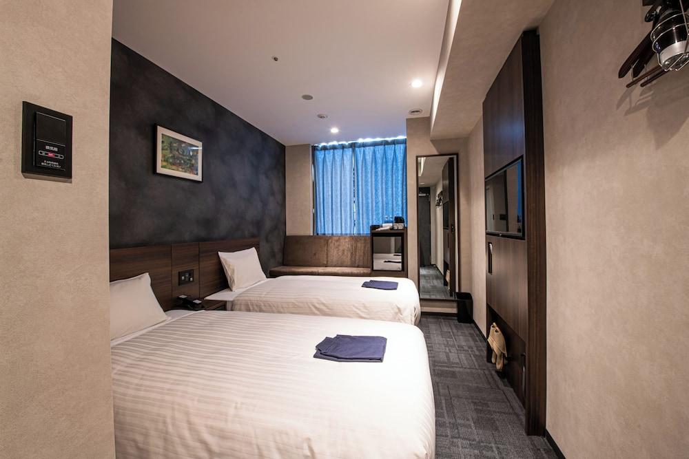 Room, Single, 2 Double Beds