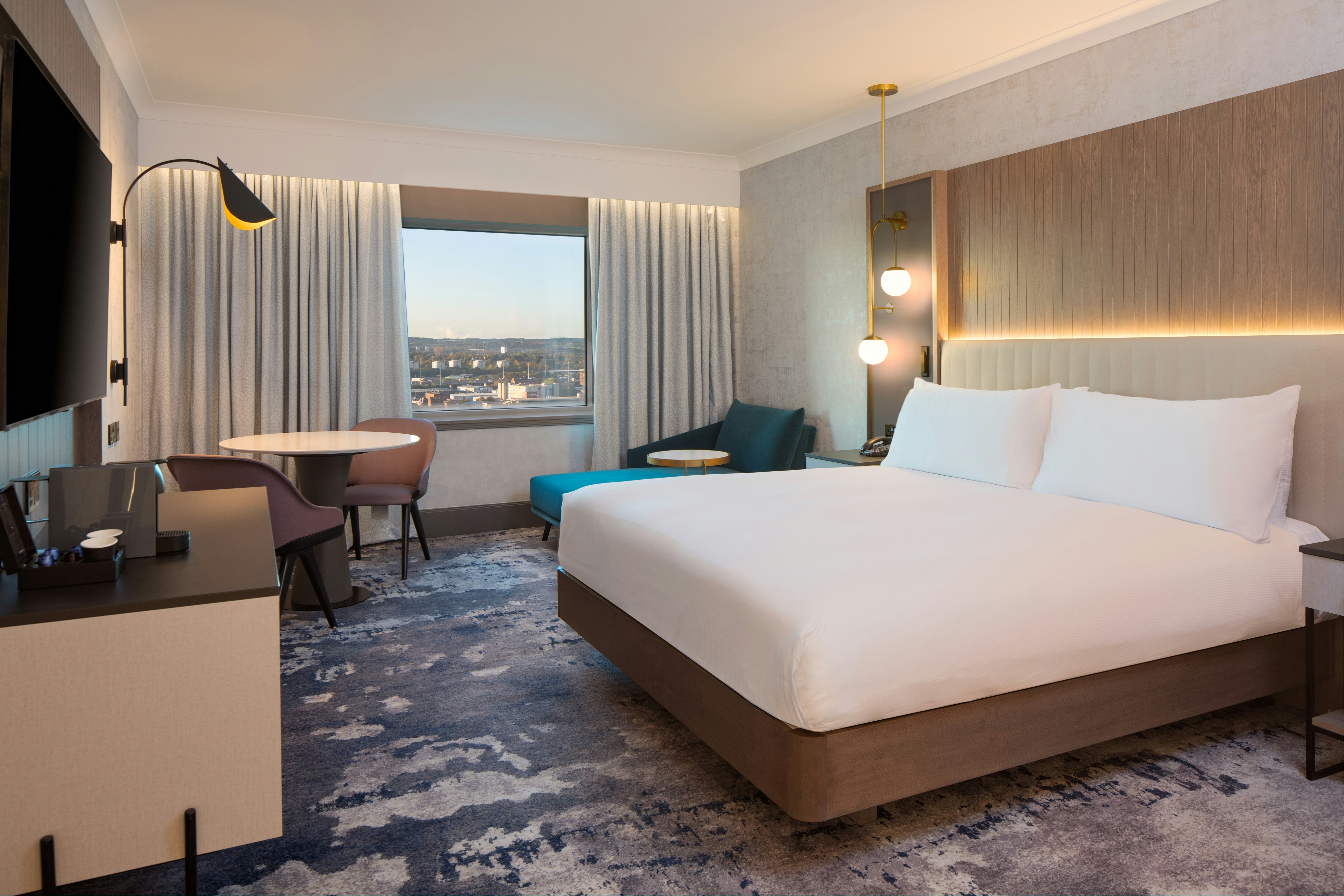 EXECUTIVE, KING BED