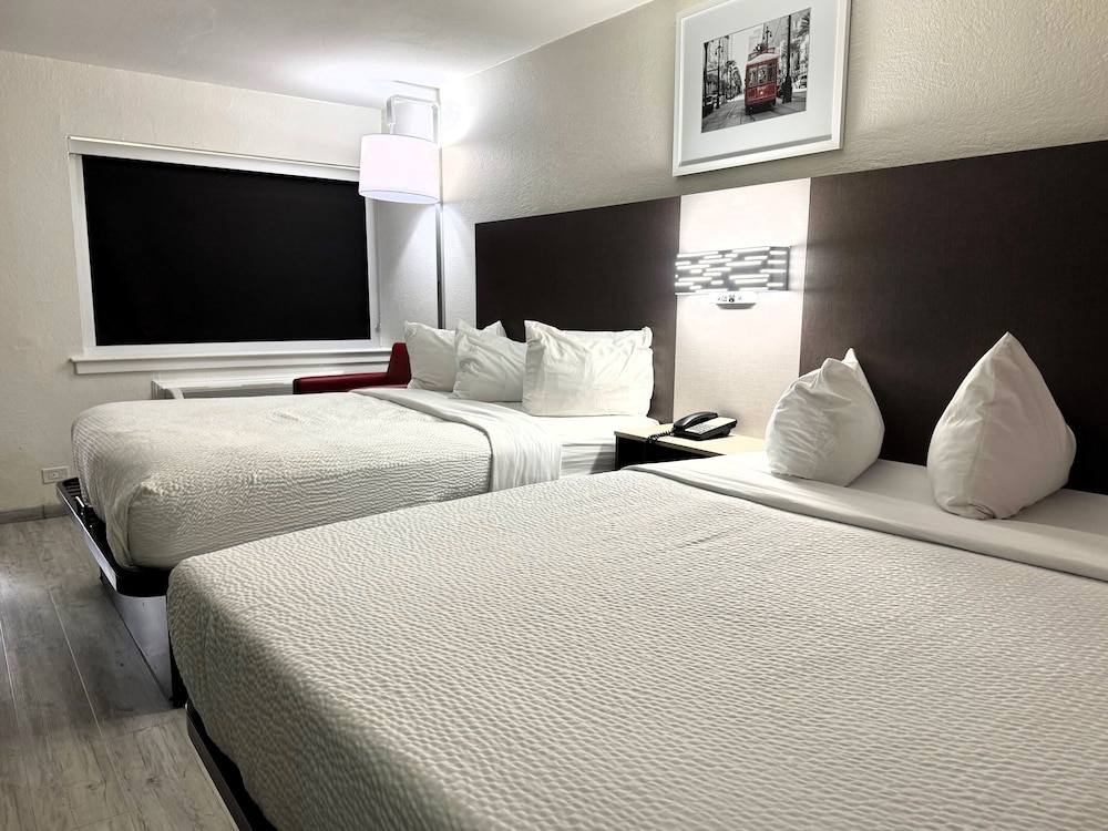 Room, 2 Queen Beds, Exterior Entrance، Ramada By Wyndham Tuscaloosa 7/10