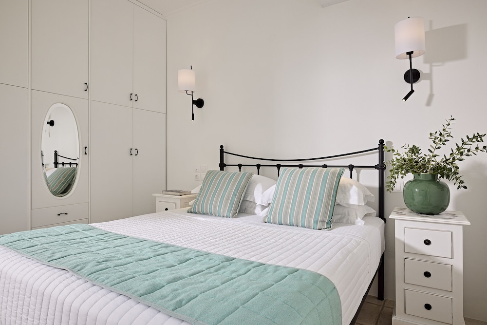 1 Bedroom, Pearl, Deluxe, Suite, Murphy Bed, Queen Bed, Sea View