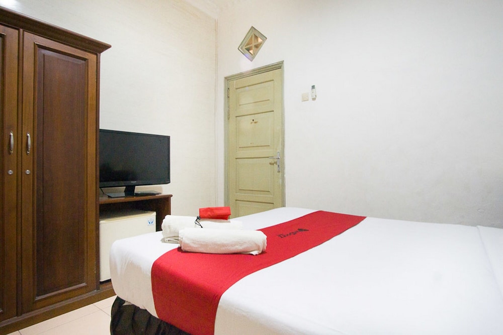 RedDoorz near Pantai Falajawa Ternate 20/29