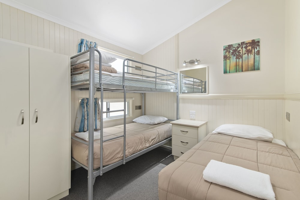 ASHMORE PALMS HOLIDAY VILLAGE 29/78