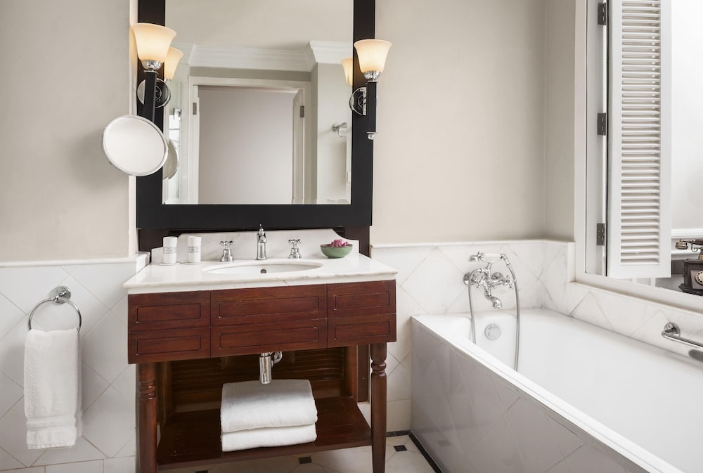 جناح بسرير كينج بشرفة، Raffles Hotel Le Royal 4/5