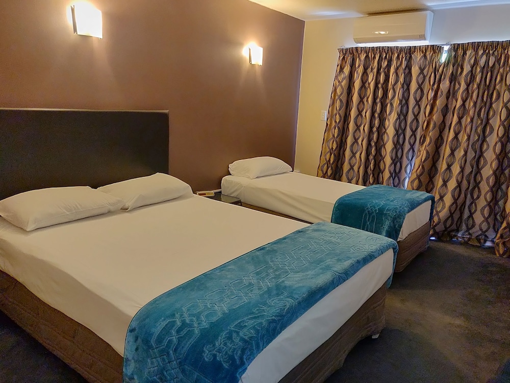 ASCOT EPSOM MOTEL 27/36