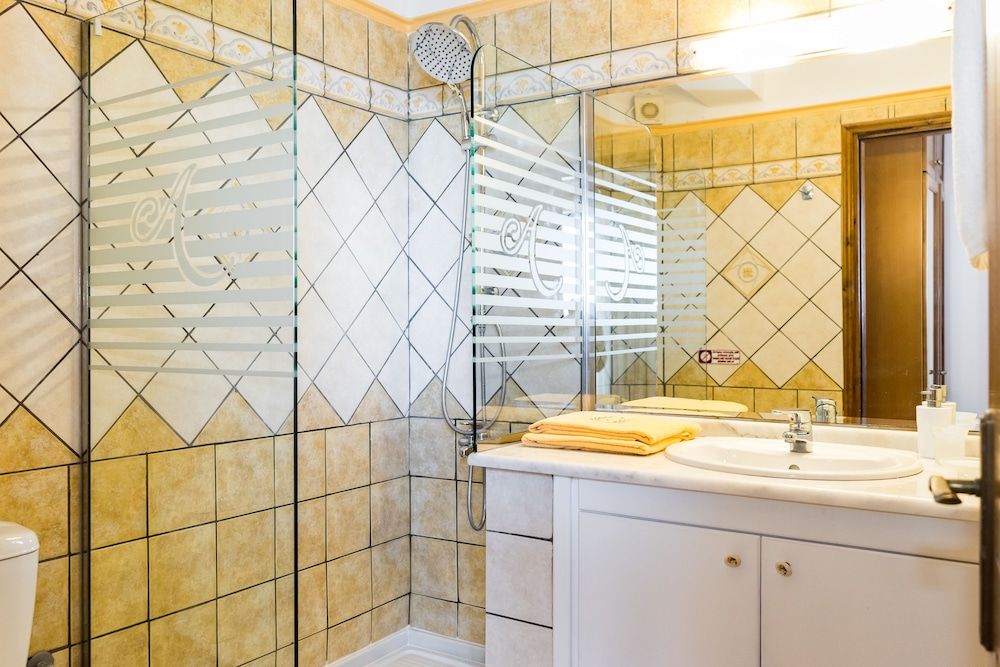 Andreolas Luxury Suites 68/72