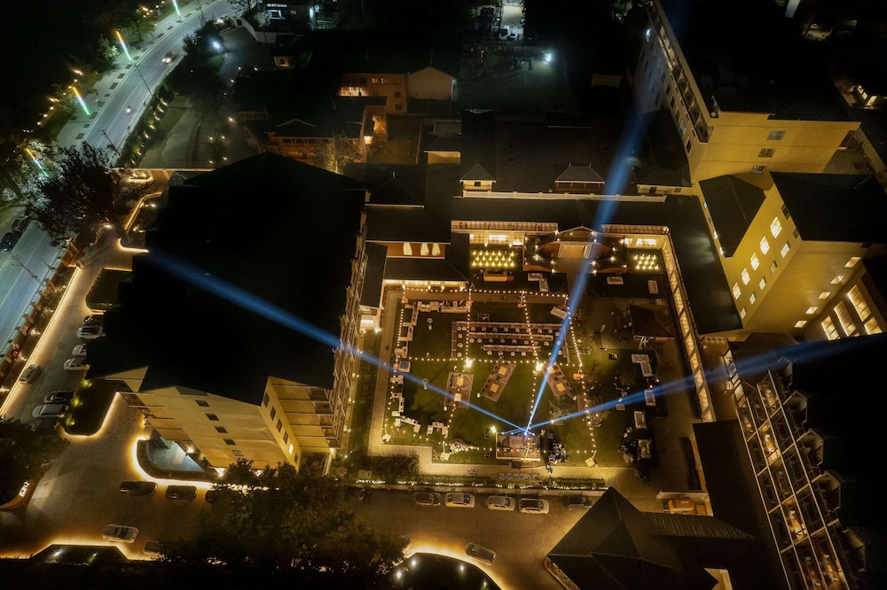 Radisson Collection Hotel & Spa, Riverfront Srinagar 2/50