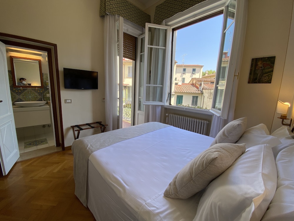 SMALL DOUBLE, BALCONY