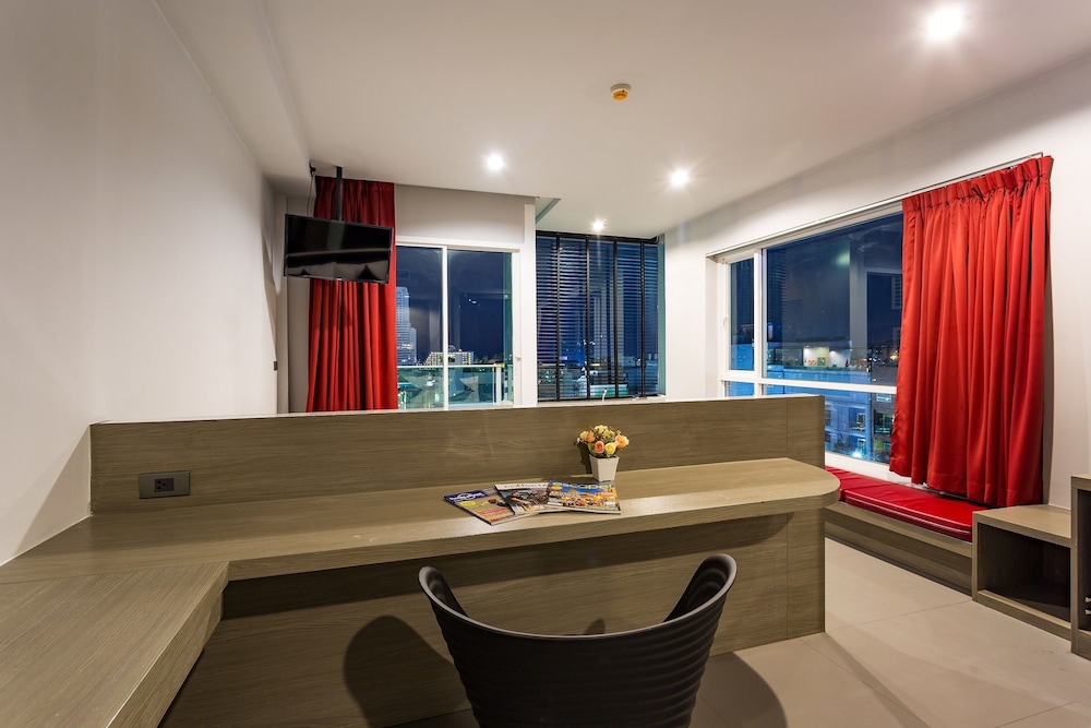 Neon Patong Hotel 64/65