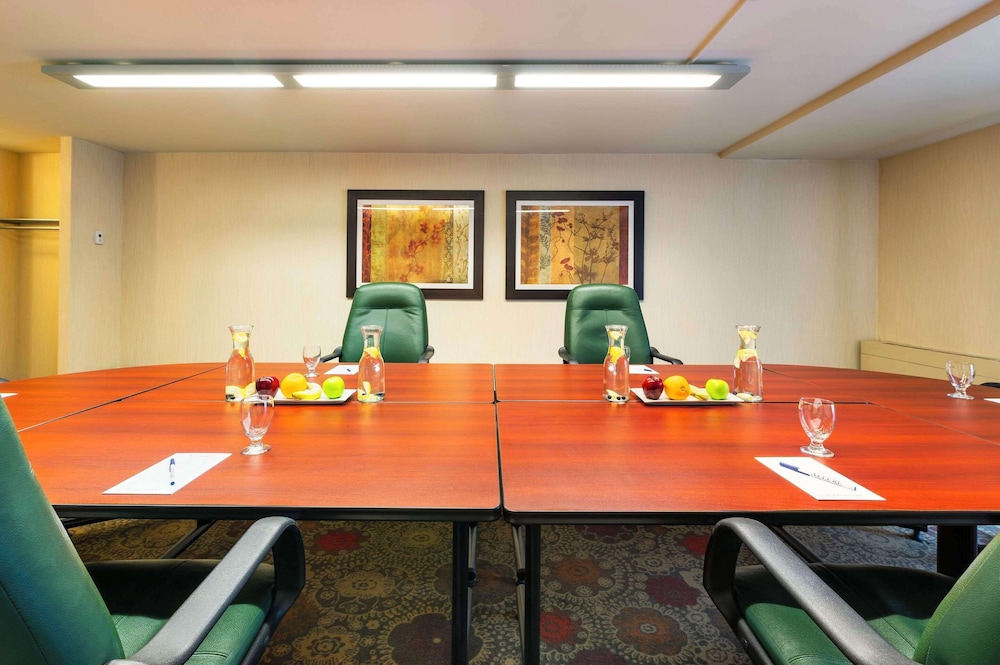 Allure Hotel & Conference Centre 44/50