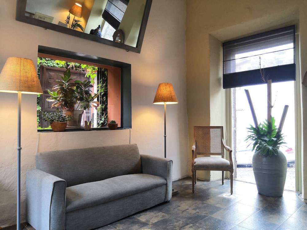 El Palomar Hotel 32/50