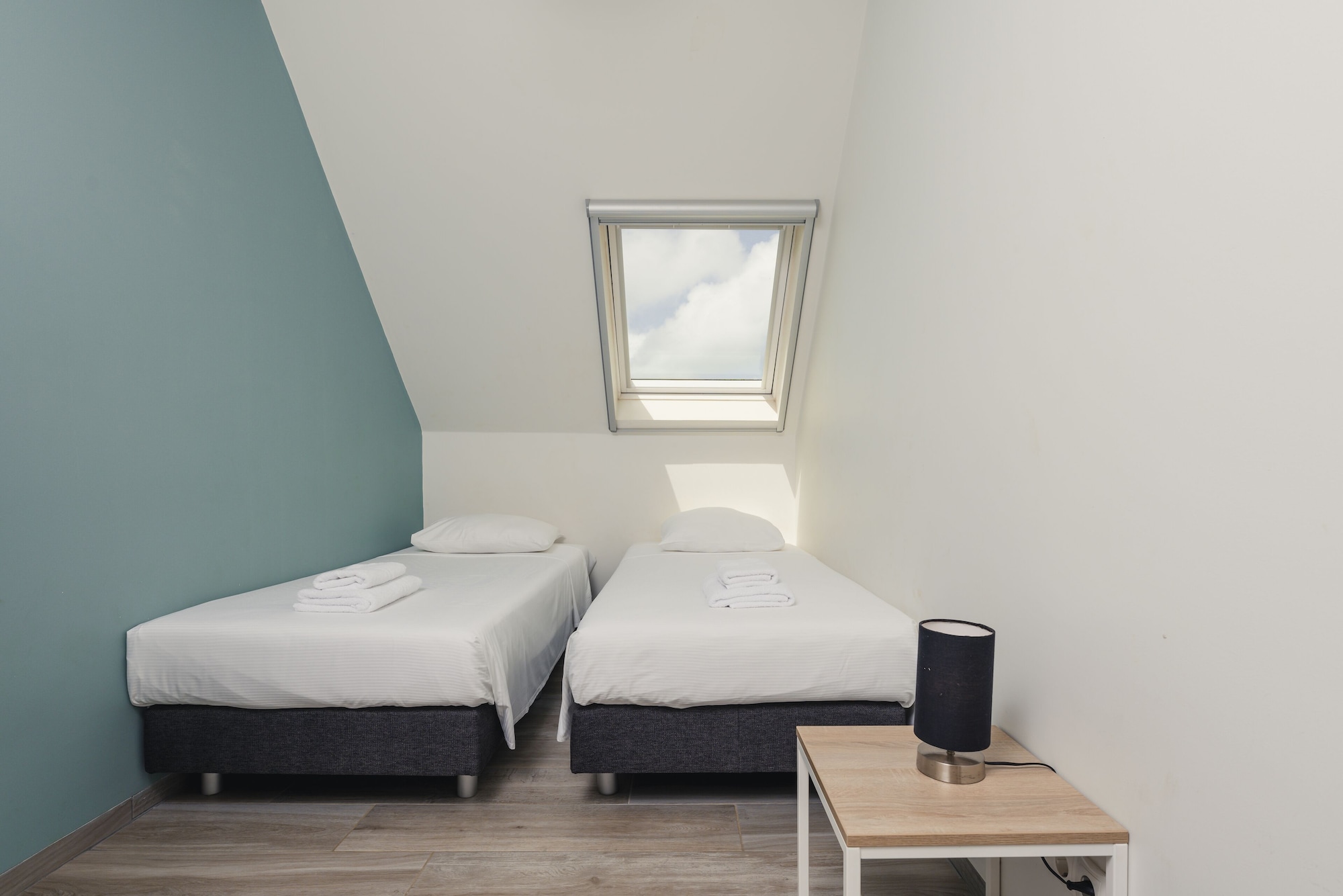 3 Bedrooms, Adjoining, Apartment