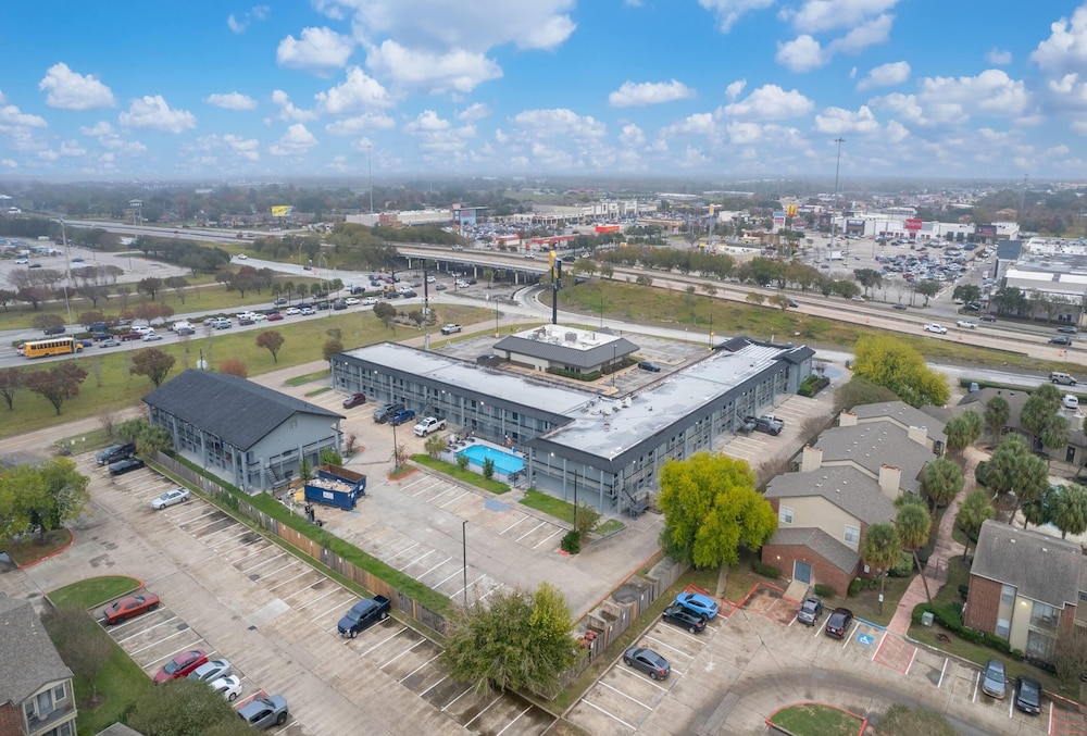 Days Inn & Suites by Wyndham Texas City 7/52