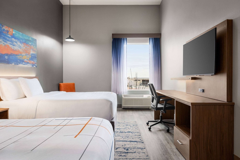 La Quinta Inn and Suites by Wyndham Del Rio 25/65