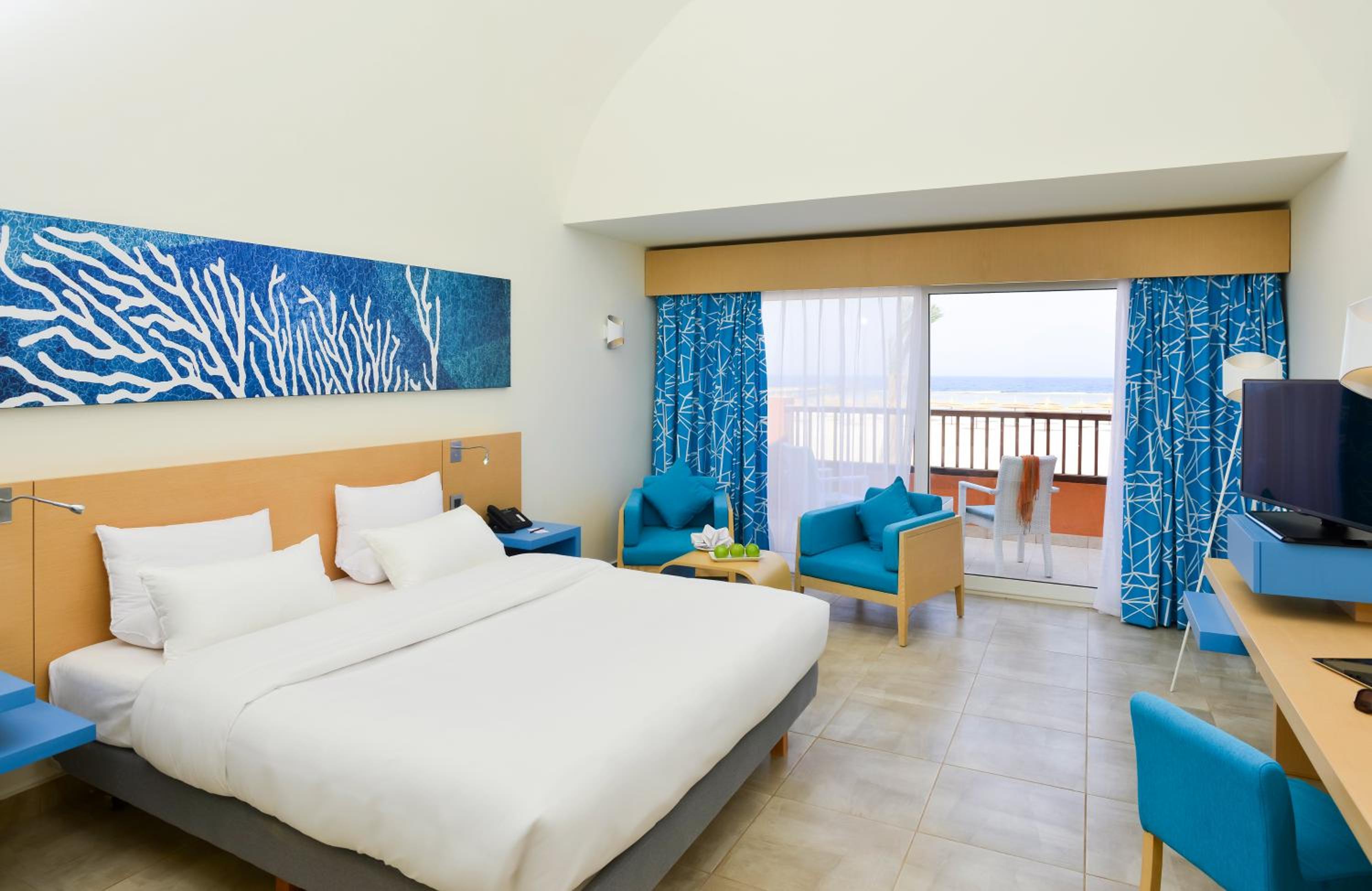 Standard, Queen Bed, Pool Side