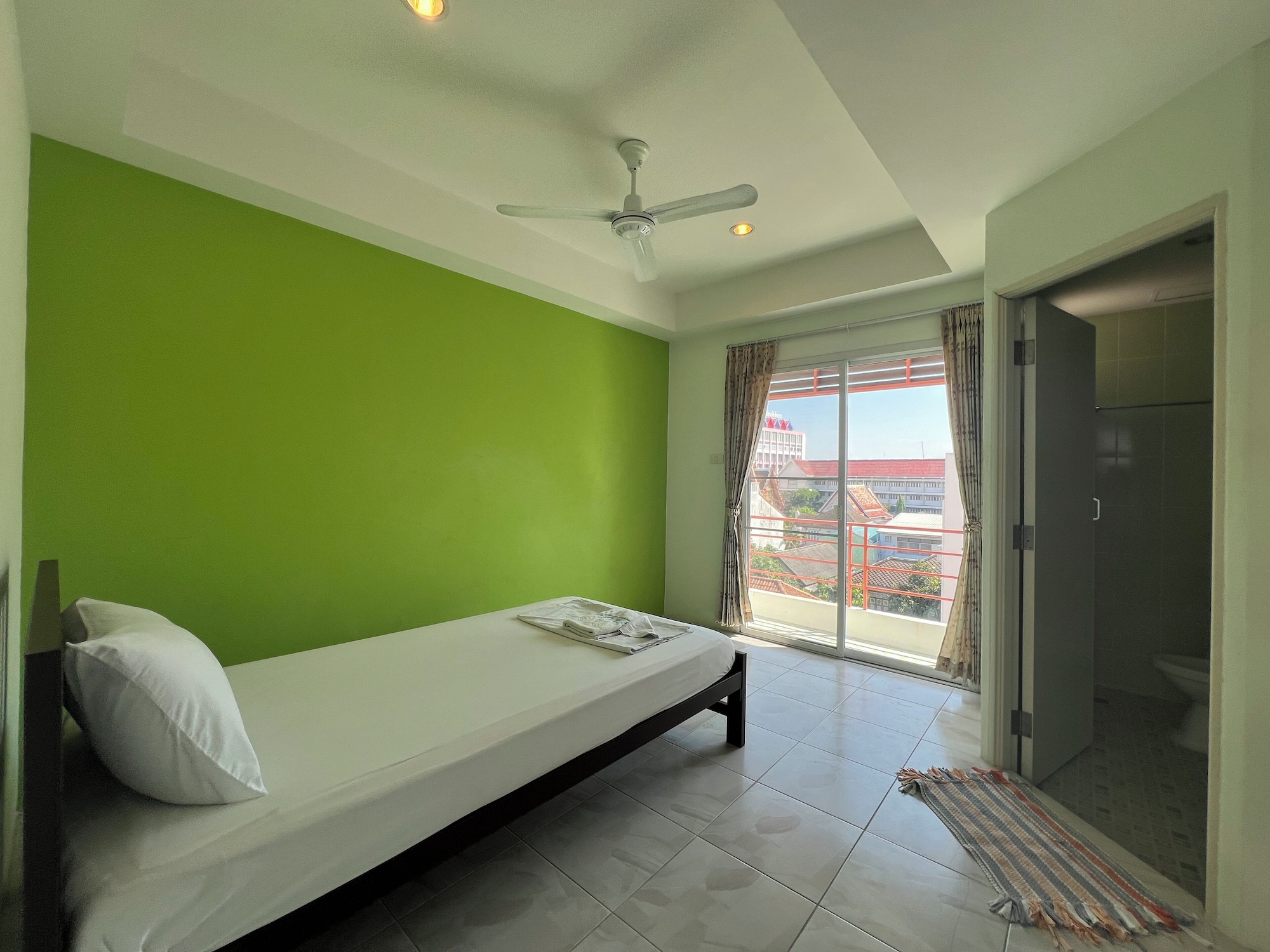 ROOM, SINGLE, WITH FAN