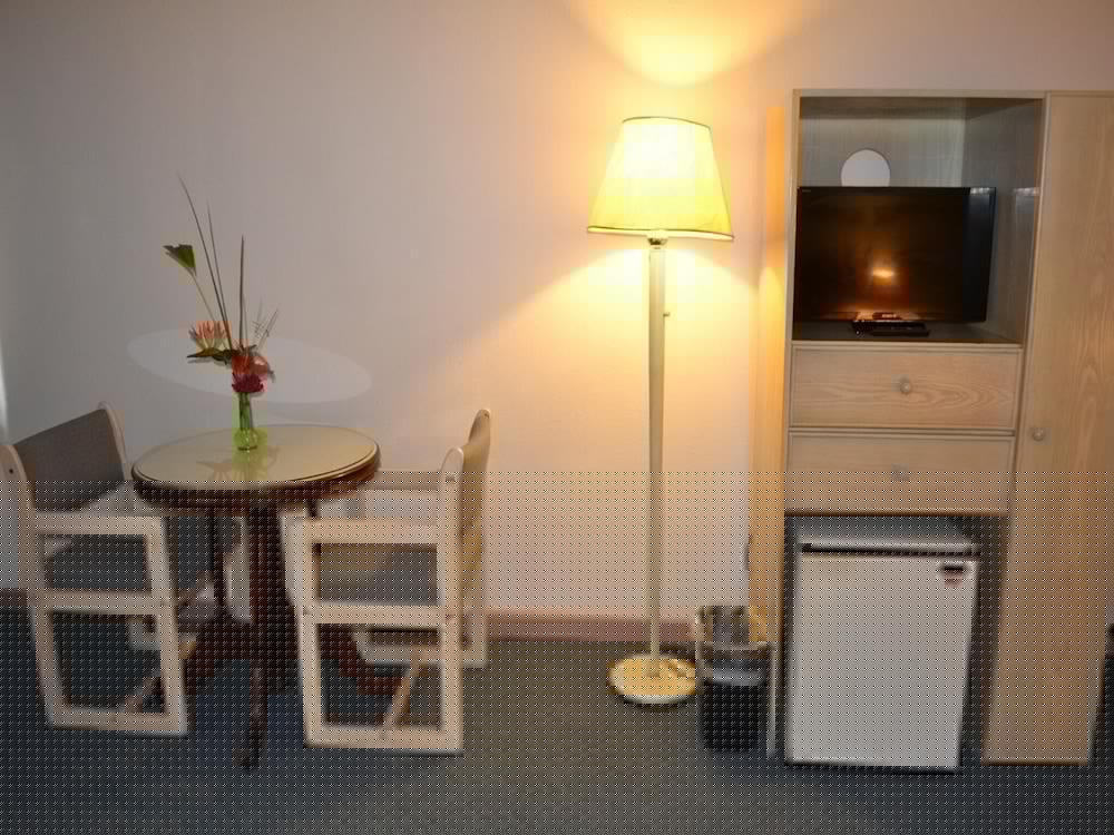 West Plaza Hotel Desekel 31/43