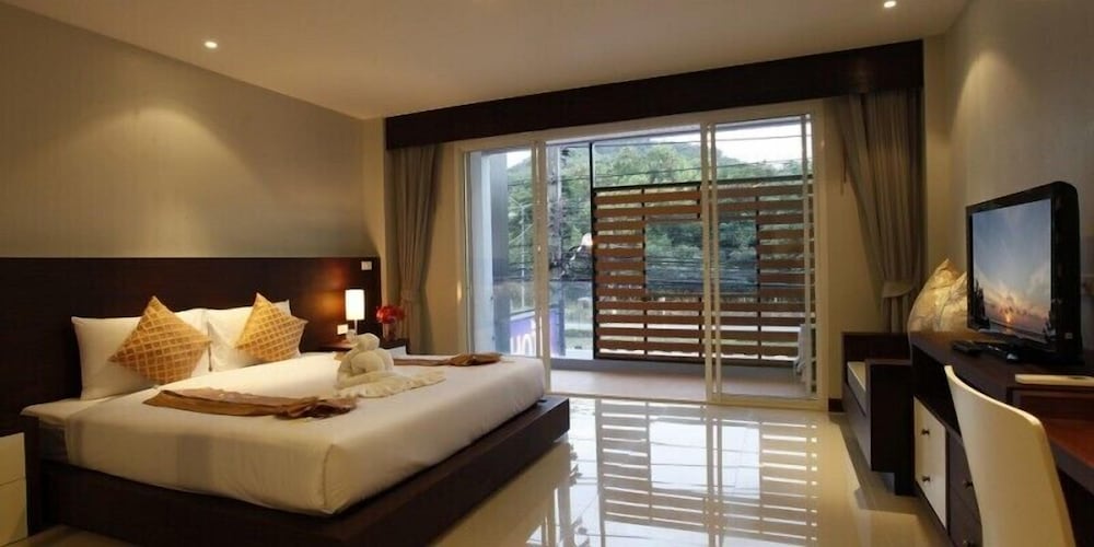 DELUXE, DOUBLE OR TWIN BED, BATHTUB