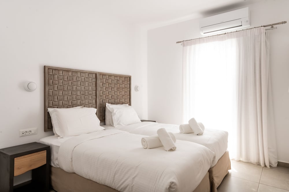 Super Paradise Hotel 22/65