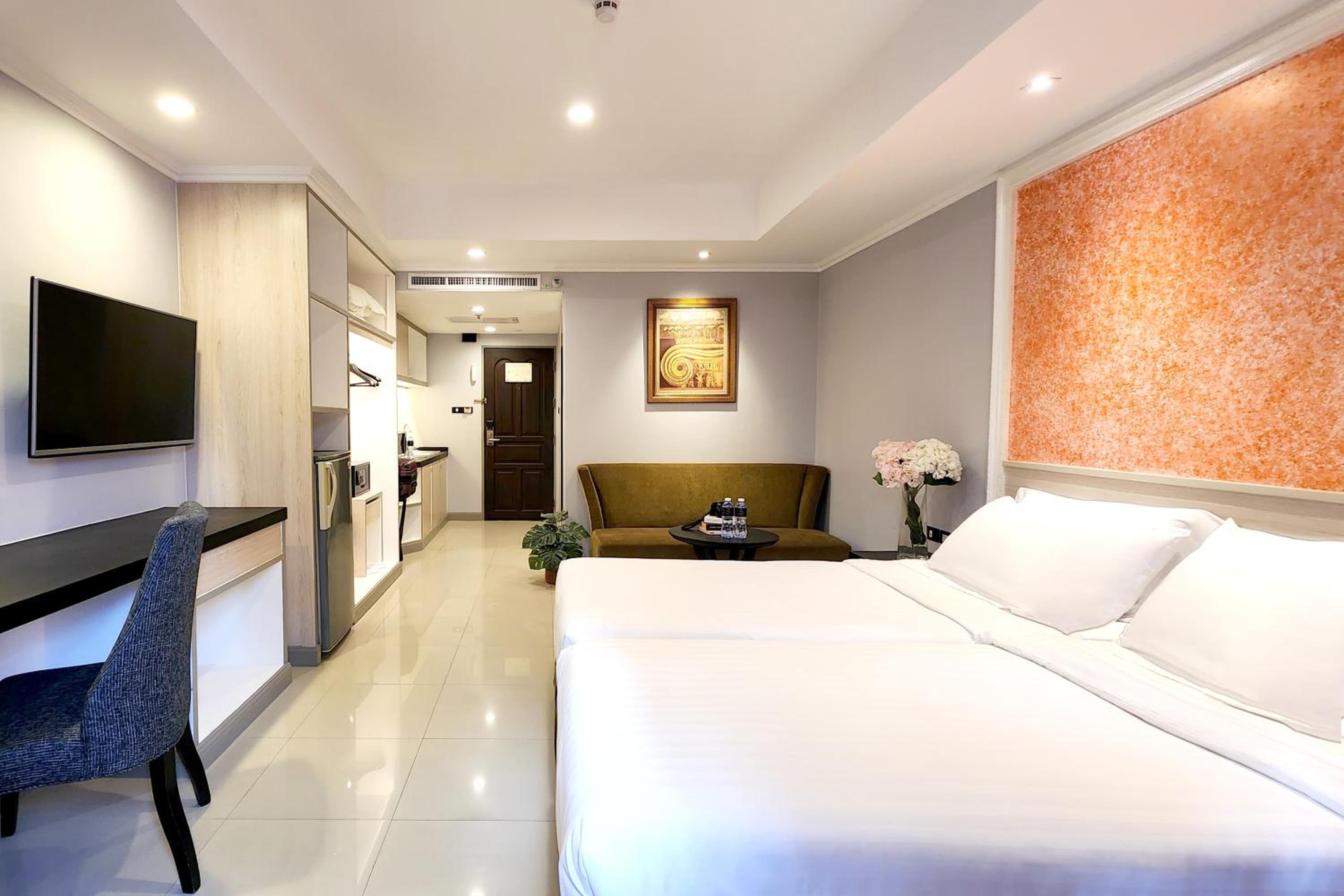 DELUXE, DOUBLE OR TWIN BED
